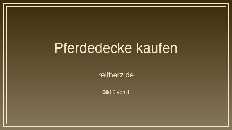 Reiterin legt Outdoordecke auf Pferd – korrekte Passform am Widerrist